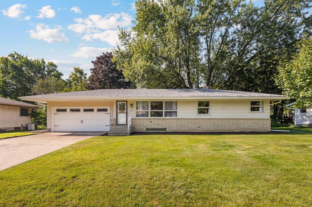 752 Sherren Street W, Roseville, MN 55113