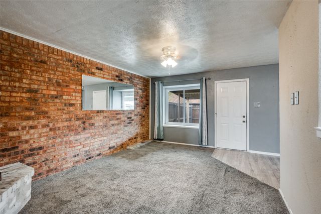 82 E Mountain Creek Drive E 19, Grand Prairie, TX 75052