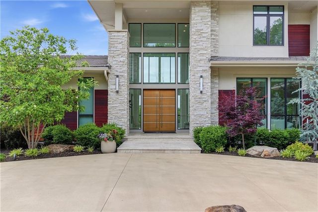 10670 W 192nd Place, Spring Hill, KS 66083
