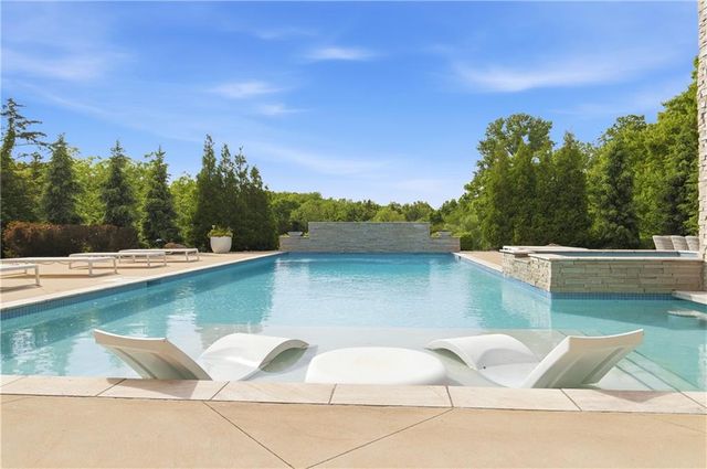 10670 W 192nd Place, Spring Hill, KS 66083