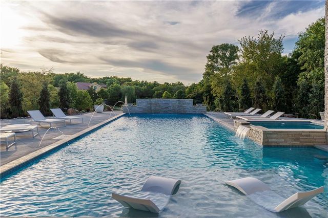 10670 W 192nd Place, Spring Hill, KS 66083