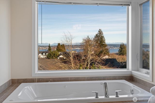 7038 52nd Avenue NE, Seattle, WA 98115