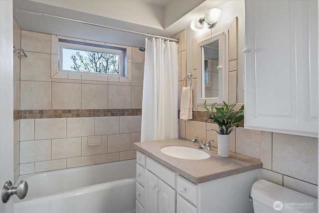 7038 52nd Avenue NE, Seattle, WA 98115