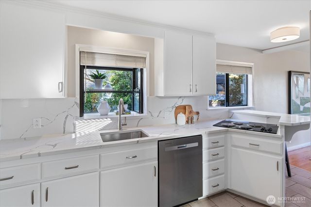 7038 52nd Avenue NE, Seattle, WA 98115