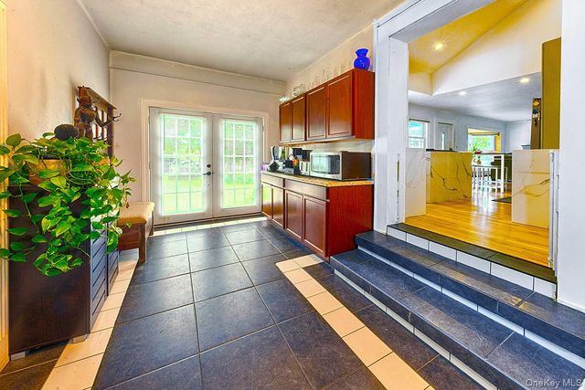 8 Van Cedar Street SE 8, Brentwood, NY 11717