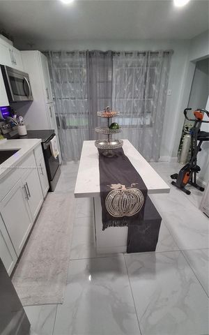 10305 SW 149th Ter, Miami, FL 33176
