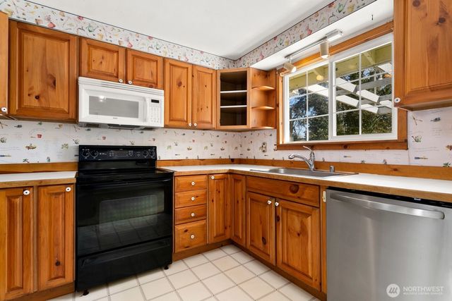 21222 33rd Ave S, Seatac, WA 98198