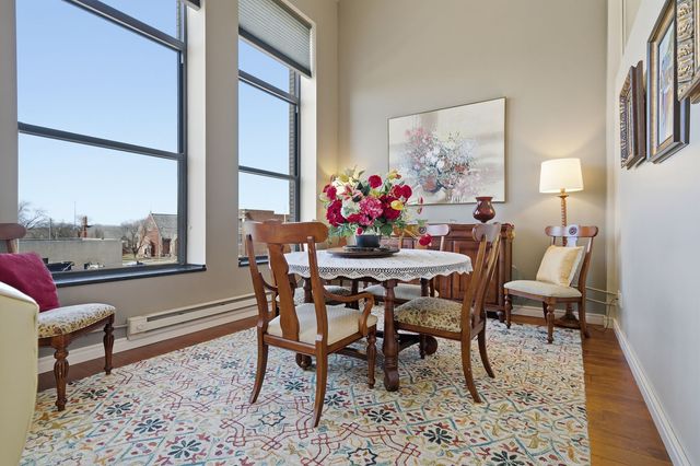 212 N Center Street 205, Bloomington, IL 61701