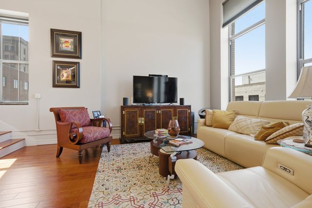 212 N Center Street 205, Bloomington, IL 61701