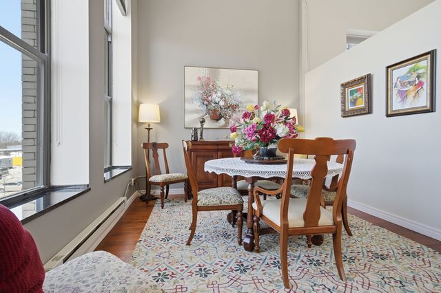 212 N Center Street 205, Bloomington, IL 61701