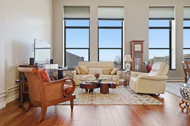 212 N Center Street 205, Bloomington, IL 61701