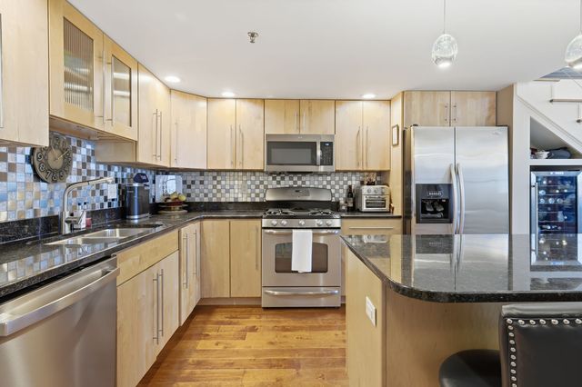 212 N Center Street 205, Bloomington, IL 61701