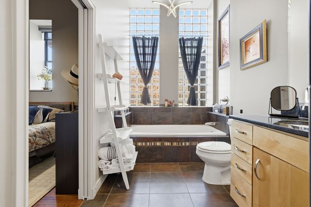 212 N Center Street 205, Bloomington, IL 61701