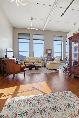 212 N Center Street 205, Bloomington, IL 61701