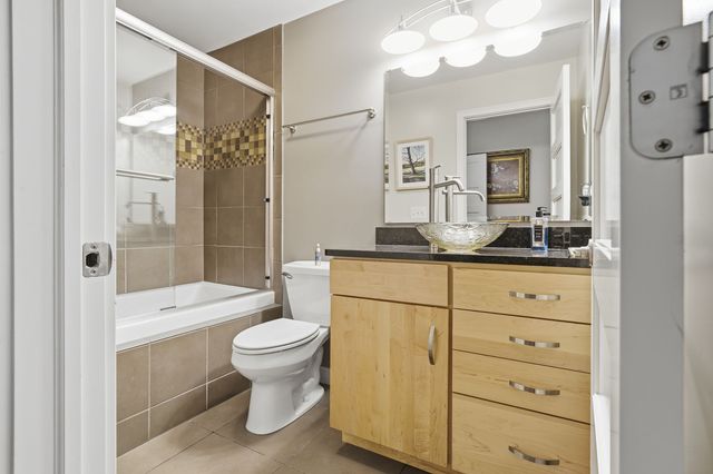 212 N Center Street 205, Bloomington, IL 61701