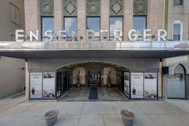 212 N Center Street 205, Bloomington, IL 61701