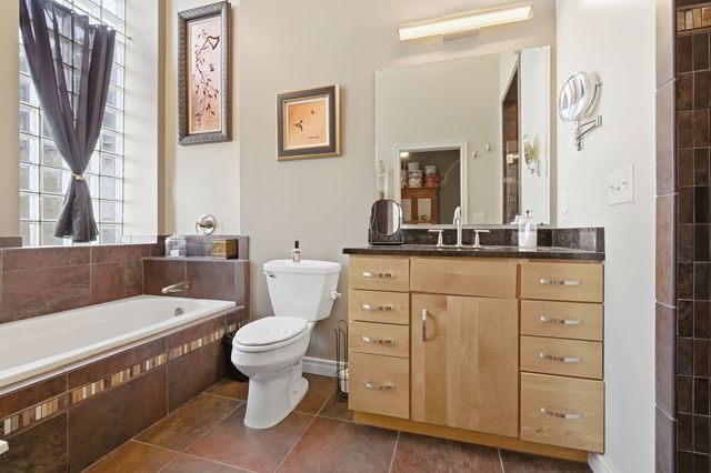 212 N Center Street 205, Bloomington, IL 61701