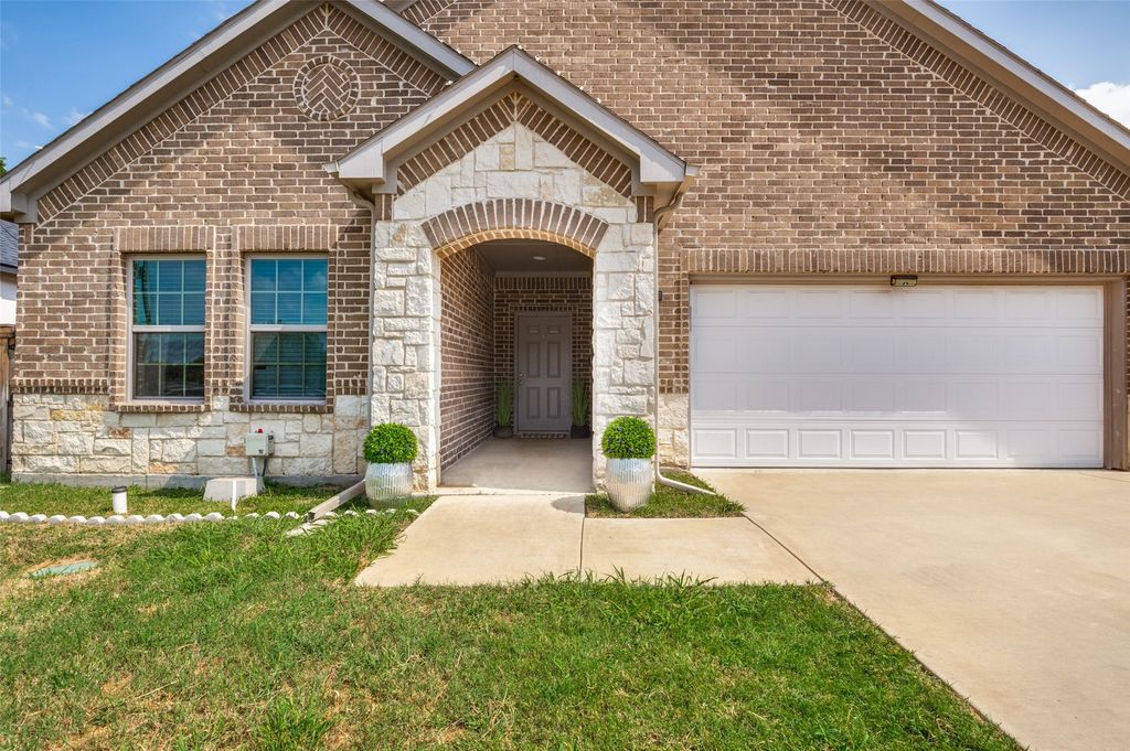 2723 Pike Drive, Lancaster, TX 75134