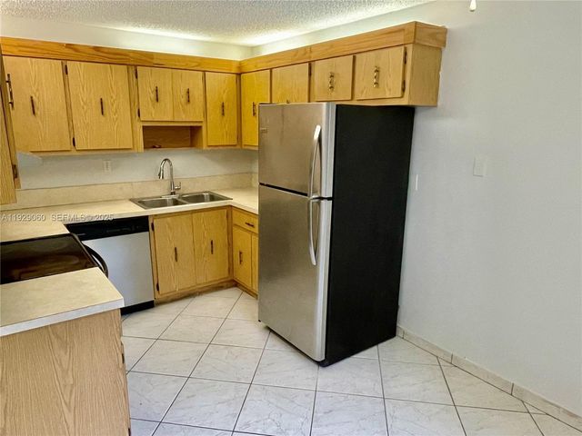 2161 NE 42nd St 6, Lighthouse Point, FL 33064