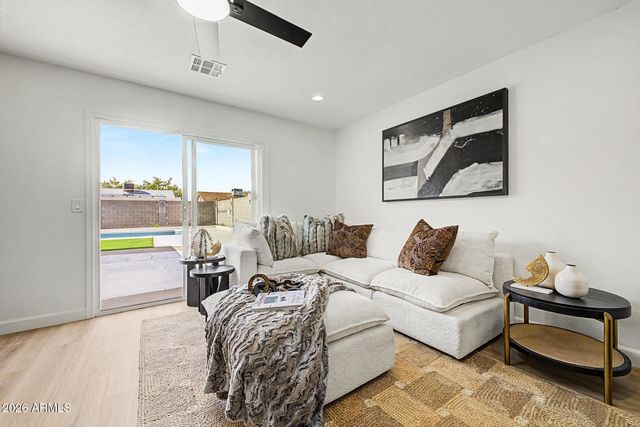 4916 W GROVERS Avenue, Glendale, AZ 85308