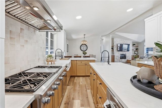 23301 Ridge Route 35, Laguna Hills, CA 92653