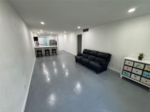 5720 13TH AVENUE N 106B, St Petersburg, FL 33710