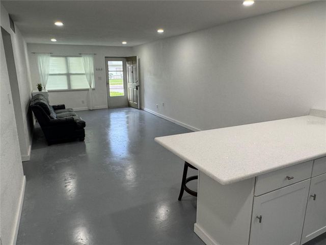 5720 13TH AVENUE N 106B, St Petersburg, FL 33710