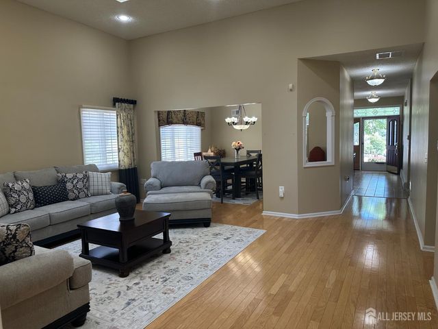 31 Sherwood Drive, Monroe, NJ 08831