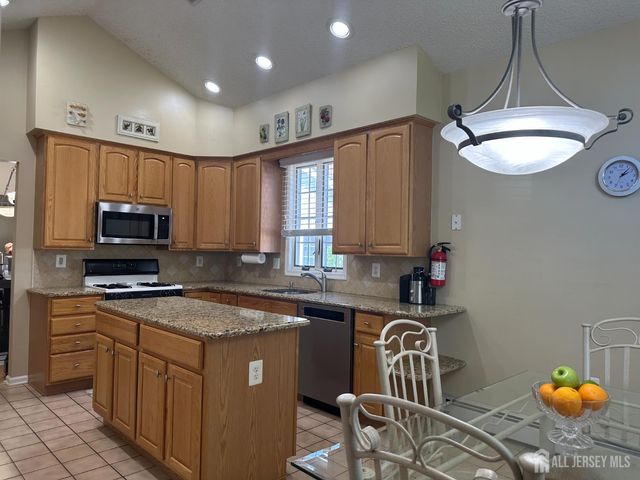 31 Sherwood Drive, Monroe, NJ 08831