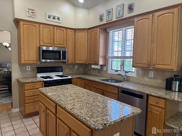 31 Sherwood Drive, Monroe, NJ 08831