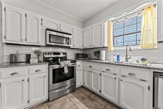 759 Fountain View Dr, Baton Rouge, LA 70820