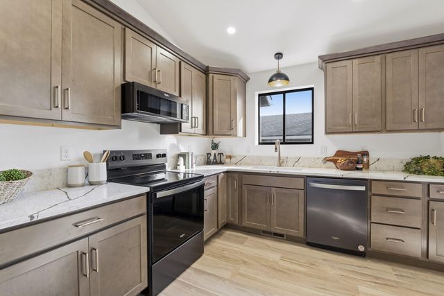 736 NE Oregon Avenue, Grants Pass, OR 97526