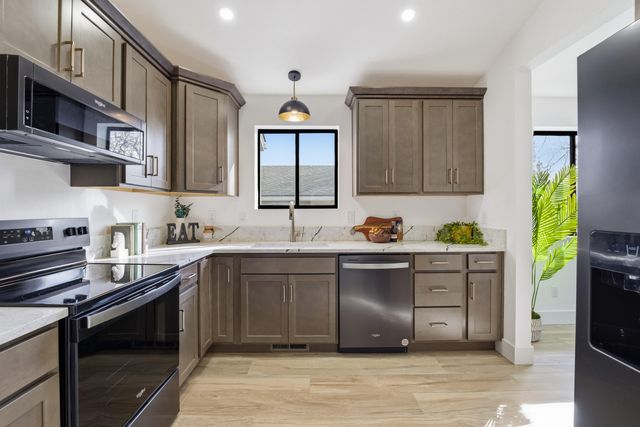 736 NE Oregon Avenue, Grants Pass, OR 97526