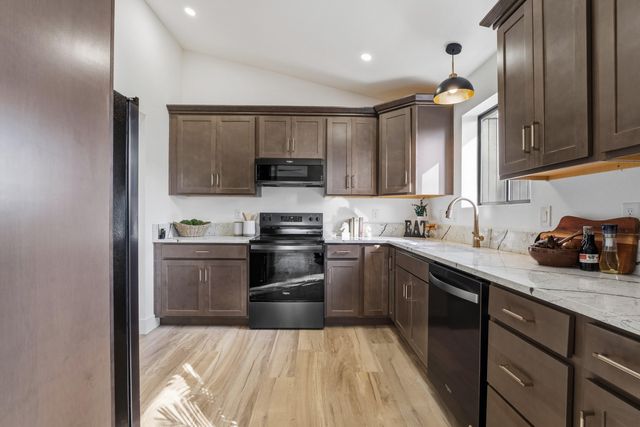 736 NE Oregon Avenue, Grants Pass, OR 97526