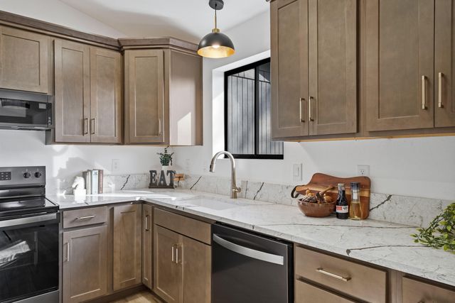 736 NE Oregon Avenue, Grants Pass, OR 97526