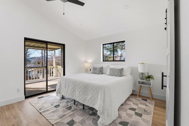 736 NE Oregon Avenue, Grants Pass, OR 97526