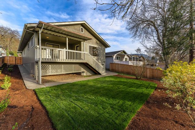 736 NE Oregon Avenue, Grants Pass, OR 97526