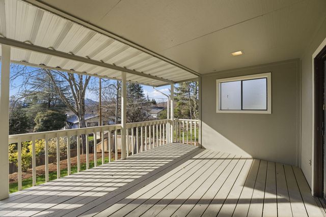 736 NE Oregon Avenue, Grants Pass, OR 97526