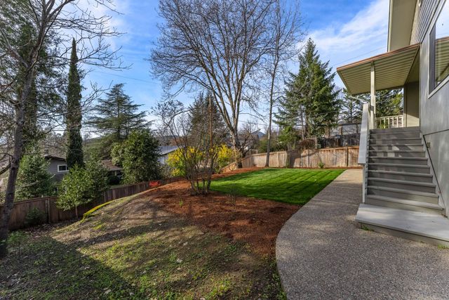 736 NE Oregon Avenue, Grants Pass, OR 97526