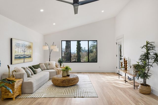 736 NE Oregon Avenue, Grants Pass, OR 97526