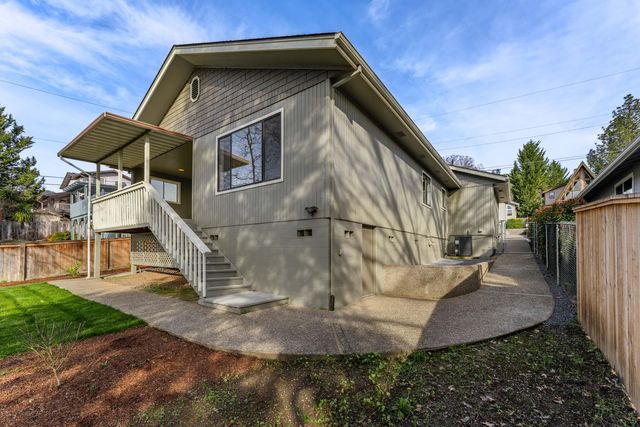 736 NE Oregon Avenue, Grants Pass, OR 97526