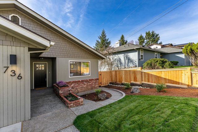 736 NE Oregon Avenue, Grants Pass, OR 97526