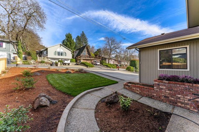 736 NE Oregon Avenue, Grants Pass, OR 97526