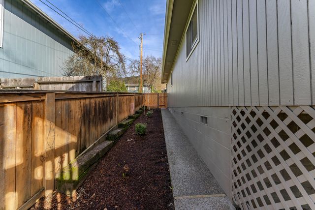 736 NE Oregon Avenue, Grants Pass, OR 97526