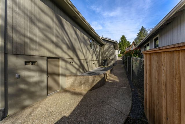 736 NE Oregon Avenue, Grants Pass, OR 97526