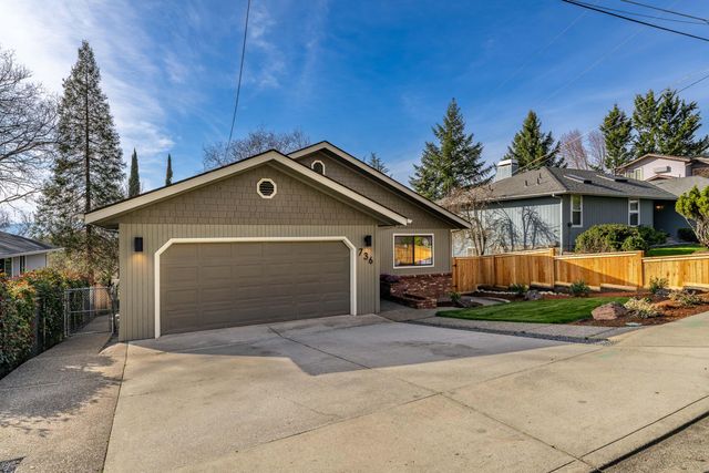736 NE Oregon Avenue, Grants Pass, OR 97526