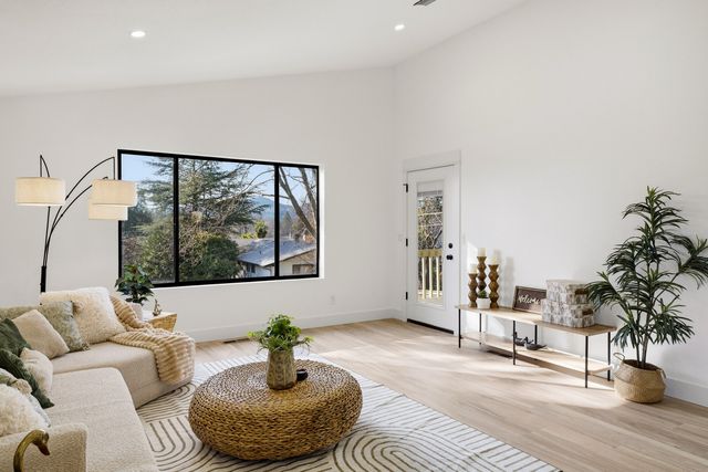 736 NE Oregon Avenue, Grants Pass, OR 97526