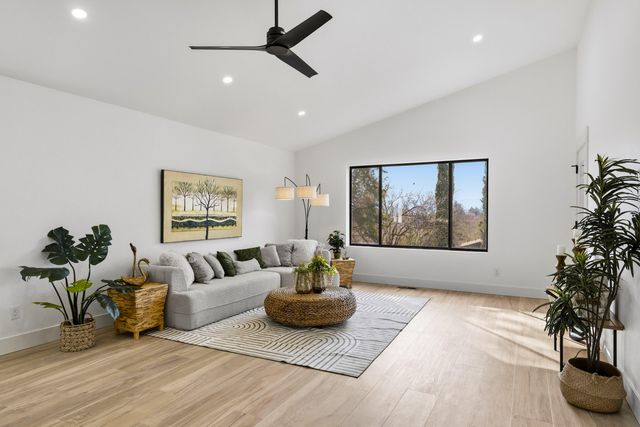 736 NE Oregon Avenue, Grants Pass, OR 97526