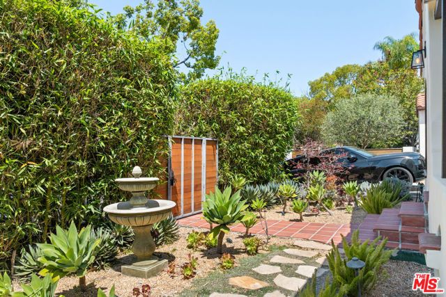 516 N Mansfield Avenue, Los Angeles, CA 90036