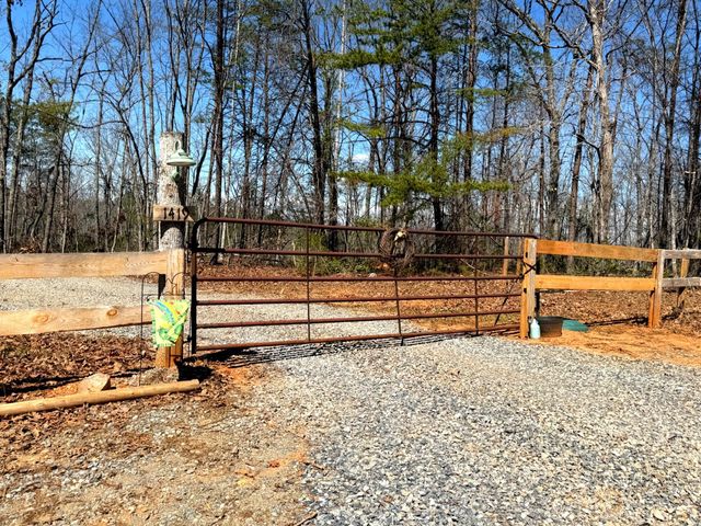 1419 Parkwood CT, Huddleston, VA 24104